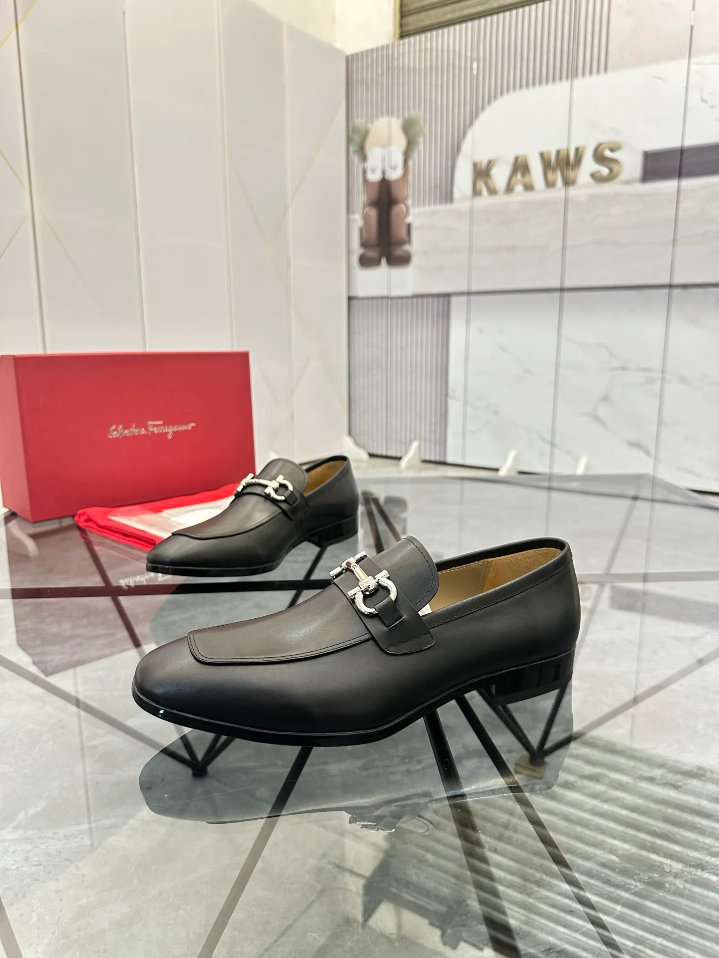 Men's shoes: 💰P640¥ High-end quality Product trademark: Ferragamo* "Ferragamo*" leather shoes Regular size: 38-44 (can be customized to 45.46.) Product materials: imported first-layer cowhide leather upper, cowhide lining, original outsole. Number: 688